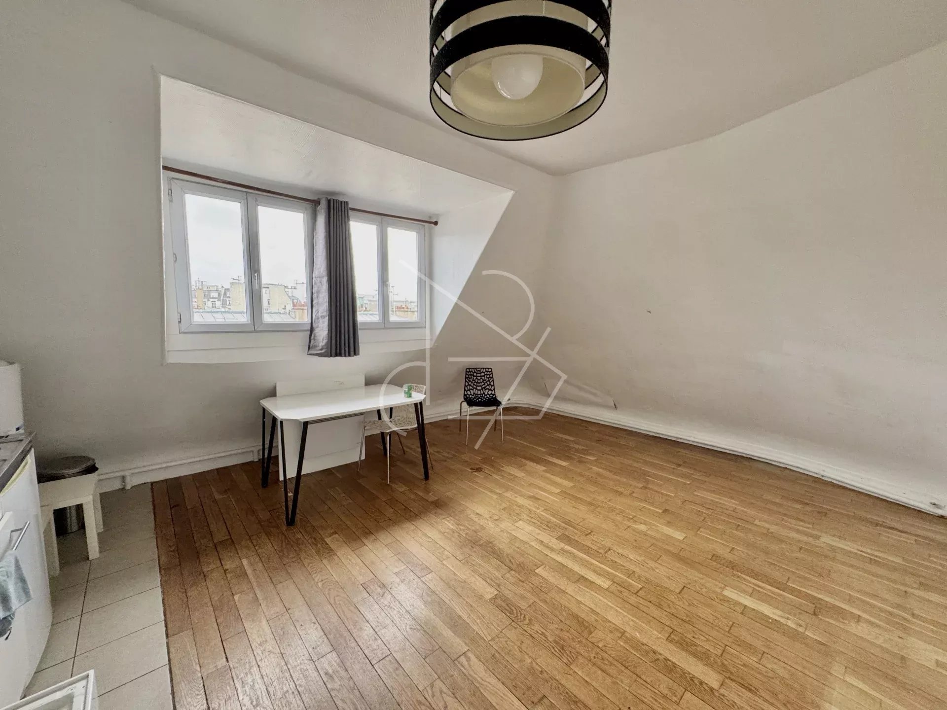 7d2458e6194caa15bcd8c4ef222eb42c_875fe0a91a_1920-original-5378 Chambre de service – Paris 8ème Rue du Faubourg Saint-Honoré